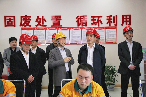 2016年3月，浙江省人大常委會副主任趙光君（右二，時任金華市委書記）來集團(tuán)調(diào)研水泥窯協(xié)同處置固廢項目，肯定集團(tuán)在“五水共治”、環(huán)境保護(hù)等方面作出的貢獻(xiàn)